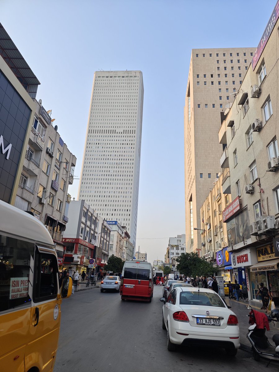 Zekeriya_Say's tweet image. Bunu da geçen hafta ben çektim...
*
Yapıldığı dönemde Türkiye&apos;nin en yüksek binasıymış.
*
Zaten Türkler değil Japonlar yapmış.
*
Yarım asırdır hâlâ kullanılıyor.
*
Mansur Yavaş saçma sapan kazık dikeceğine, böyle işlevsel bir bina yapsaydı keşke..