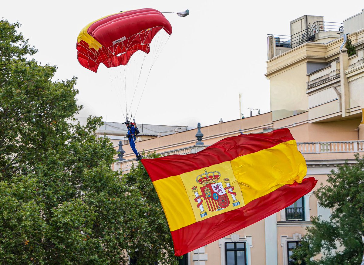 EjercitoTierra's tweet image. #Buenasnoches hoy viernes con los #ValoresEjército.
🇪🇸 El amor a #España nos identifica como españoles. Nos une en un mismo sentimiento y en un legado compartido: nuestro patrimonio espiritual y material, y la singularidad de nuestra Nación ante el resto de los pueblos del…