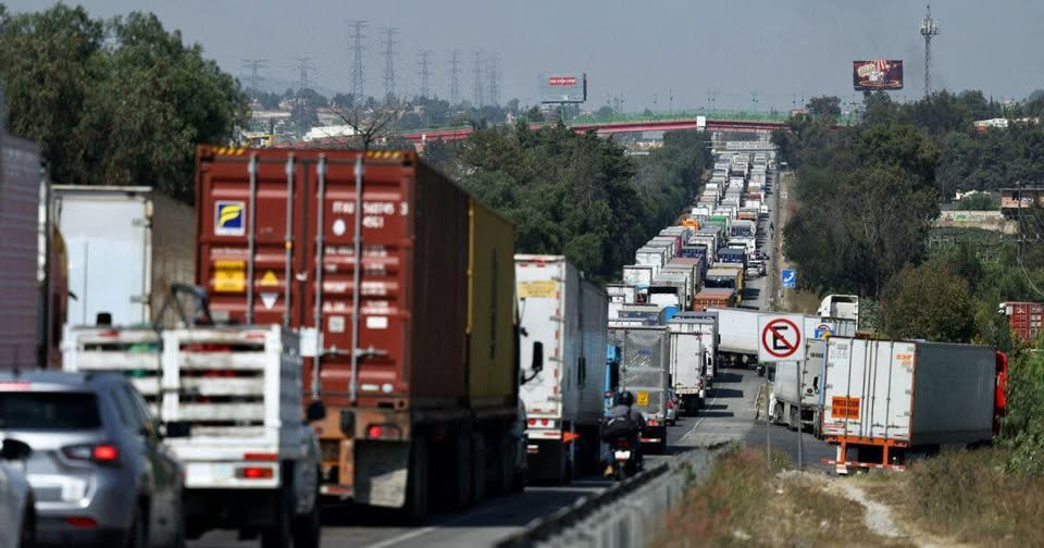 México se prepara para un megabloqueo nacional este lunes 24 de noviembre.
Transportistas y campesinos anunciaron un paro y bloqueo masivo que contempla:
🚧 Cierre total de carreteras federales
🏨 Toma de instalaciones industriales
🛃 Bloqueo de aduanas en la frontera norte
🚚