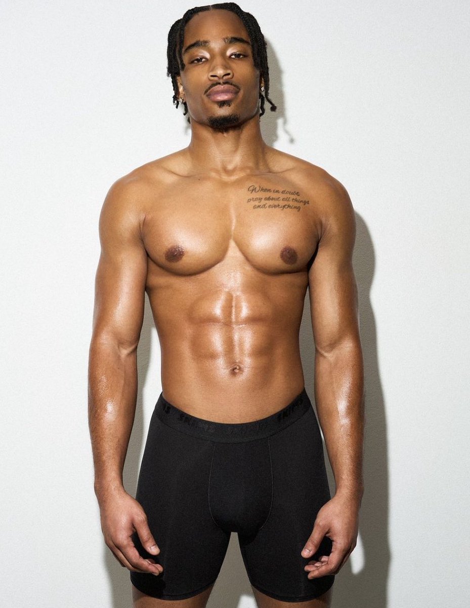 Oge_cchi's tweet image. Any man who&apos;s not built like this na gay.