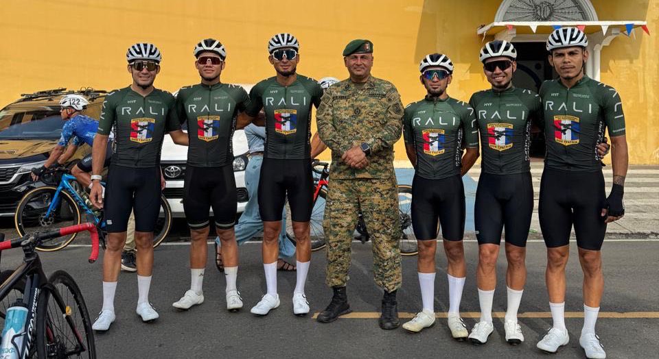 senafrontpanama's tweet photo. El equipo #SENAFRONT inició con fuerza en la primera etapa de la Vuelta Internacional a Chiriquí. Un trazado David–San Félix–Las Lomas de 140.8 km donde demostraron potencia, estrategia y pura garra fronteriza.
#PlanFirmeza🇵🇦 https://t.co/8WxFSHntAy