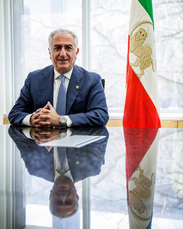 شاه همیشه شاه بوده،هست و خواهد بود. 
پادشاه یعنی نگهبان و تضمین کننده ملت. پیوند شاه و ملت گسستنی نیست.
شاه یعنی خود ایران.
#جاويد_رضا_شاه_دوم_پهلوى
#بازگشت_پادشاهی_پهلوی