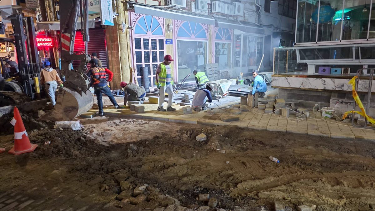 İplik Pazarı Sokak'tan sonra Lokmacı bölgesinde yayalaştırma çalışmaları aralıksız devam ediyor.