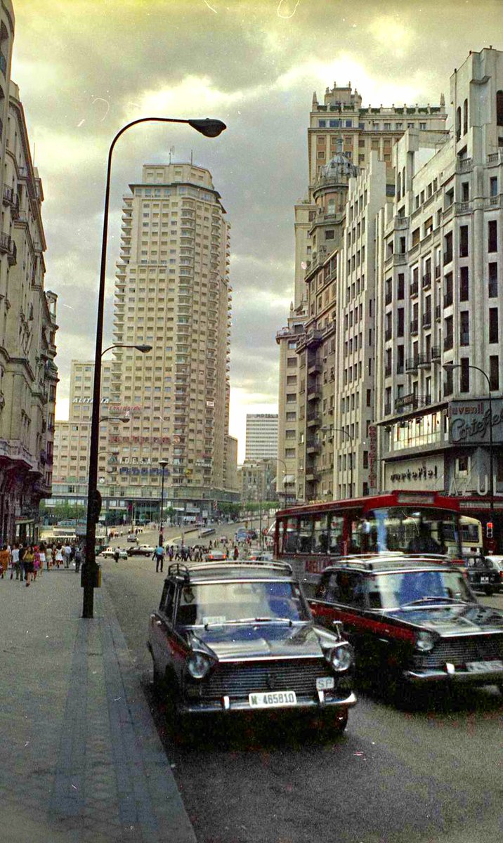 Bonita vista de la Gran Vía en su tercer tramo con, entre otras cosas, el cine Azul, Cortefiel, un microbús de los que había entonces y, por supuesto, la Torre de Madrid. Foto de José Fernández que debe de ser de finales de los 60. En mi custodia.