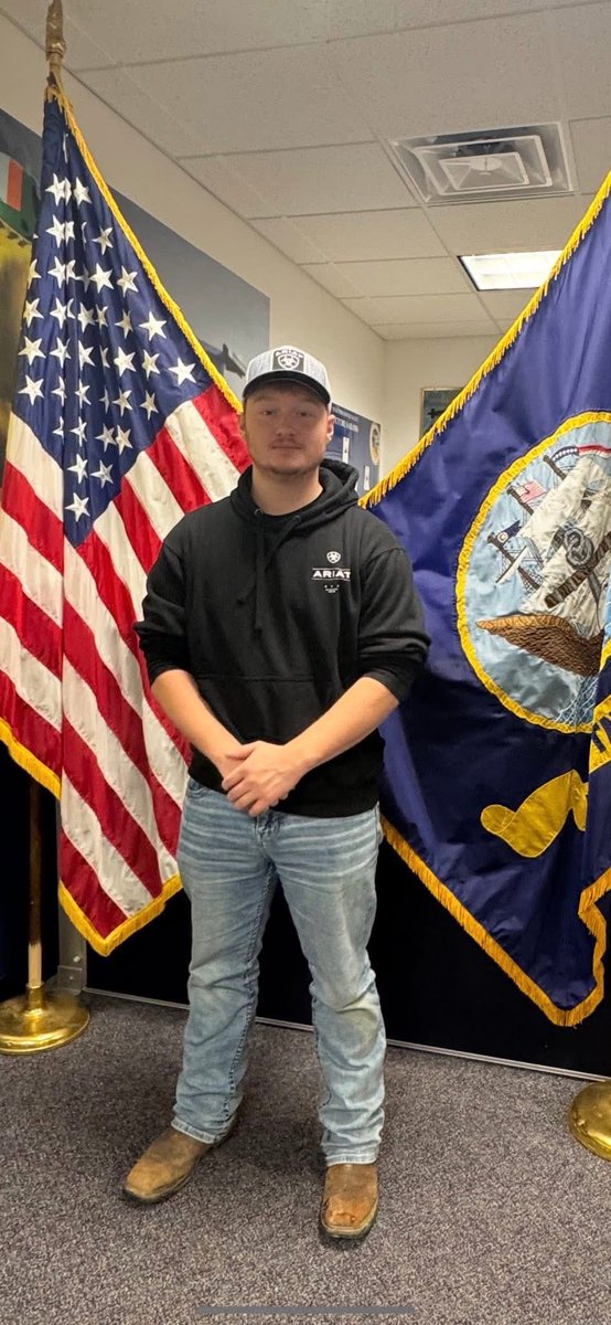 Zeppelin Pride is strong today! 🟢
Congratulations to senior Ayden McPeek on signing to enlist in the U.S. Navy. Thank you for your commitment to serving our country! 🇺🇸⚓