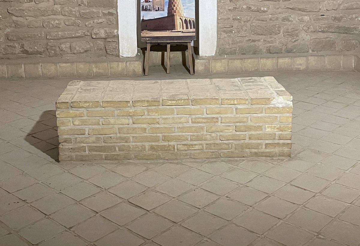 dokhtarenajjar's tweet photo. شاید باورتون نشه! ولی...
مزار شهریار بی مثال ایران، این شکلیه!!!
مردی از سیستان
خفته در خاک خوزستان، دزفول، گندی شاپور https://t.co/h0AWRC1FZA