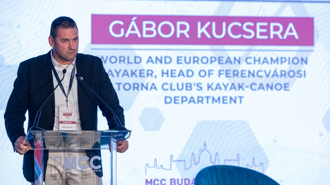 indexhu's tweet image. Kucsera Gábor: Romokban volt az életem, az albérletben ültem és sírtam.

index.hu/belfold/2025/1…

Fotó: Mathias Corvinus Collegium - MCC

#KucseraGabor #kabitoszer #MCC #konferencia #indexhu