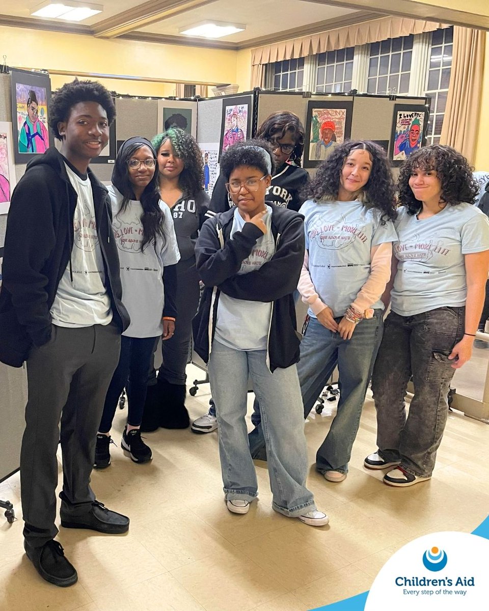 ChildrensAidNYC's tweet image. Last night’s “I Am NYC” art show brought together over 100 attendees to celebrate youth identity, creativity &amp;amp; connection. Teen leaders from Lex Academy led the event, showcasing 36 portraits &amp;amp; collecting signatures for anti-hate curriculum in NYC schools.

#ChildrensAidNYC