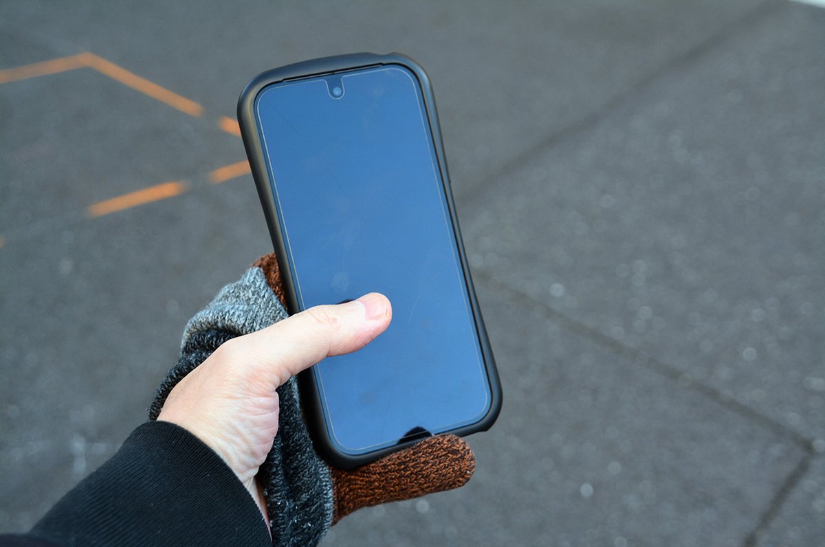 SlitAnimation's tweet image. おはようございます、略して
手袋したままスマホいじる時
これやるやつだいたい友達