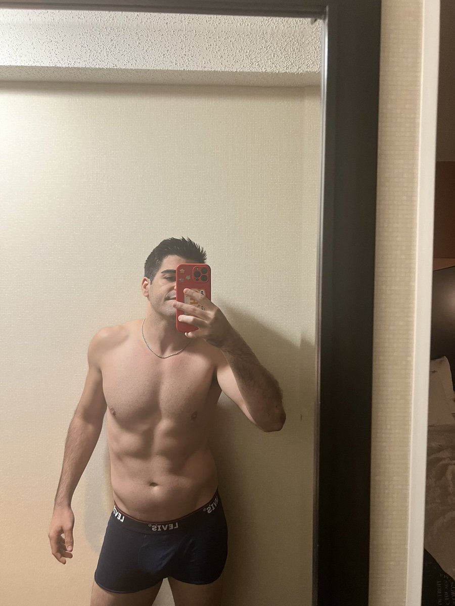 antbroccoli's tweet image. tweeting a shirtless selfie every day just cause