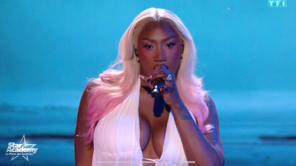 clem_garin's tweet image. C’est tellement un mystère pour moi, je comprends rien quand elle chante et en plus elle chante archi faux, elles veulent dire quoi ses chansons svp ?😂 #staracademylelive #staracademy