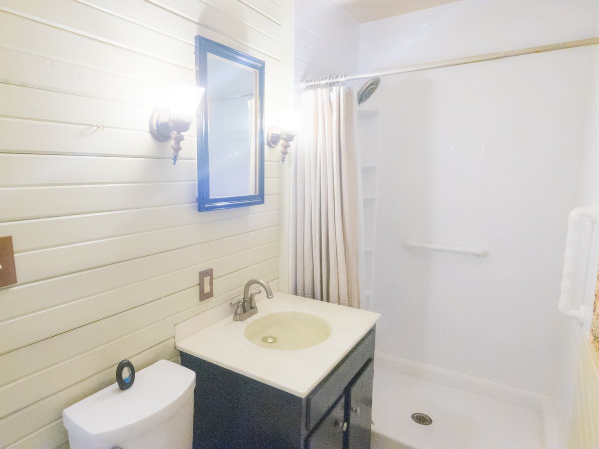 AppleRealtyCo's tweet photo. #ForRent 3BR/2BA spacious home in Bristol, TN! $1800/mo. Single dog considered (no cats). Fresh updates, great location!  https://t.co/zQTKOQFlft 

#AppleRealtyListings #BristolTNRentals #TriCitiesRent #DogFriendlyRental #ForRentBristolTN https://t.co/eRgk2an2uw