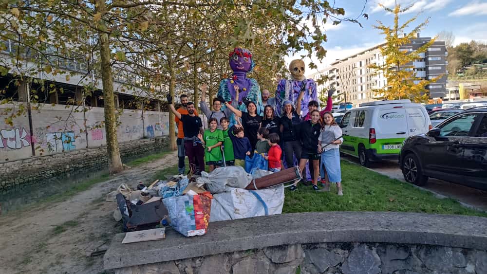 pasaiakoudala's tweet image. ♻️🧹🪣Antxoko Molinao ibaian 108 kilo hondakin jaso dira auzolanean.

🚮Paper zatiak, kartoiak, zigarro puntak eta plastikoak jaso dira gehienbat.

➡ Albistea: pasaia.eus/eu/-/molinao-e…

#Pasaia #Antxo #Ingurumena