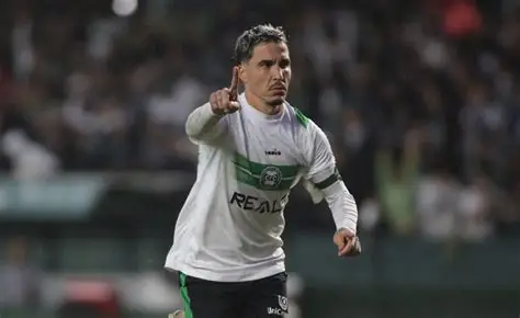 carlosmion's tweet image. Josué fica no Coxa? Se dependesse só da esposa fica e pra morar! Nas rodas de pessoas próximas ao português, a conversa de q além de ficar, pode até comprar apartamento. O craque da Série B criou vínculo forte com o clube e a cidade, a família adora morar na capital paranaense.…