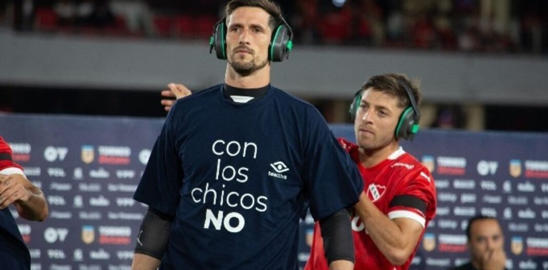 🚨 FALLO HISTÓRICO 

Rodrigo Rey (arquero de Independiente), ganó una batalla judicial y logró un fallo histórico para los niños/as con autismo. 

✍️ La sentencia condenatoria ordenó al Instituto Estrada de City Bell garantizar la continuidad escolar de los hijos del arquero