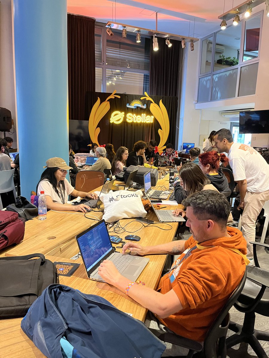 alienexplorerok's tweet image. Mentoreando día dos de la #stellarhack