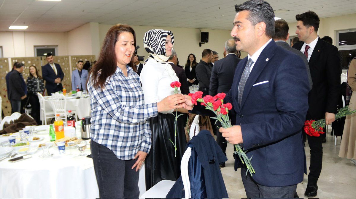 Valimiz Yılmaz Şimşek, Belediye Başkanı Adem Uzun ve Millî Eğitim Müdürümüz Fatih Erdoğan, mesleğe yeni başlayan aday öğretmenler ve emekli öğretmenlerle 24 Kasım Öğretmenler Günü dolayısıyla düzenlenen akşam yemeğinde bir araya geldi.
<a href="/tcmeb/">Millî Eğitim Bakanlığı</a> 
<a href="/Yusuf__Tekin/">Yusuf Tekin</a> 
<a href="/valisimsek/">Yılmaz Şimşek</a>