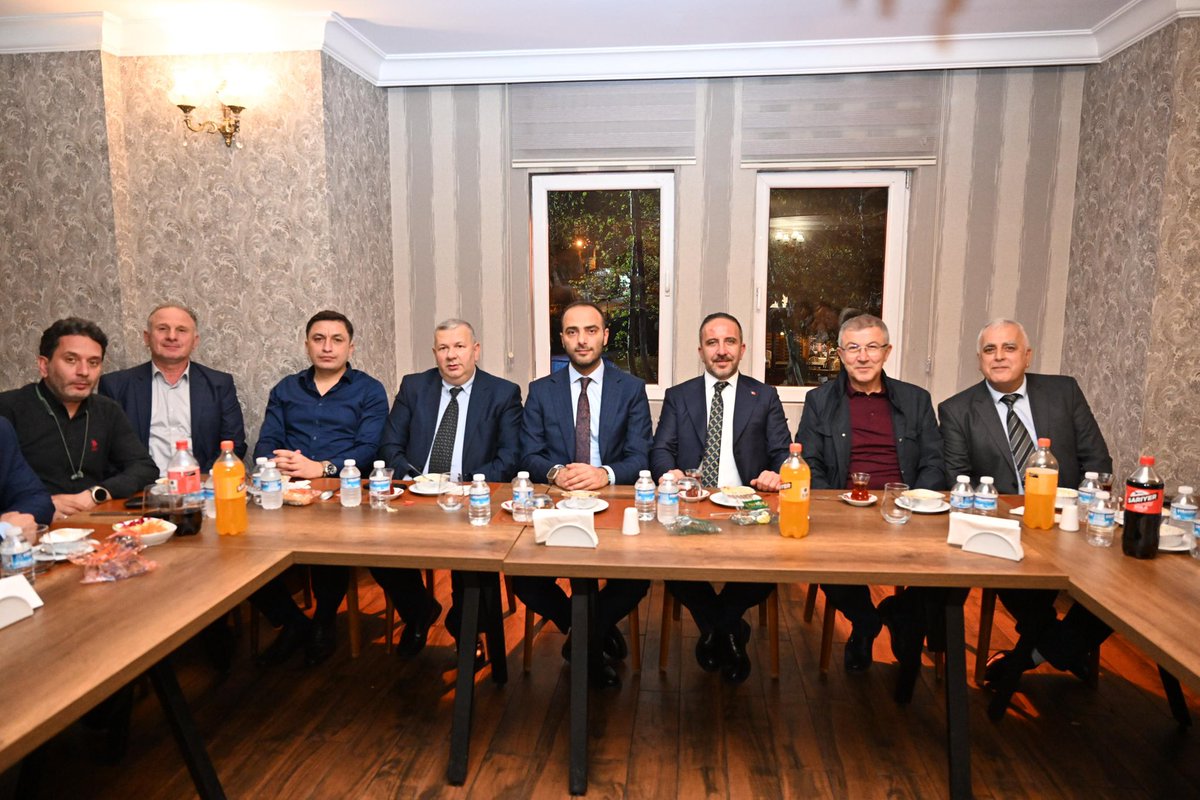 eraykaradeniz's tweet photo. Perşembe Belediye Başkanı Sn. Cihat Albayrak, Geçmiş Dönem Eyüpsultan Belediye Başkanımız Sn. Selman Deniz Köken ve Perşembe Sosyal Dayanışma Derneği Başkanı Sn. Osman Cinek ile beraberindeki misafirlerimizi, Su Kemeri Sosyal Tesisi’nde ağırladık. Nazik ziyaretleri için yürekten teşekkürlerimi sunuyorum.