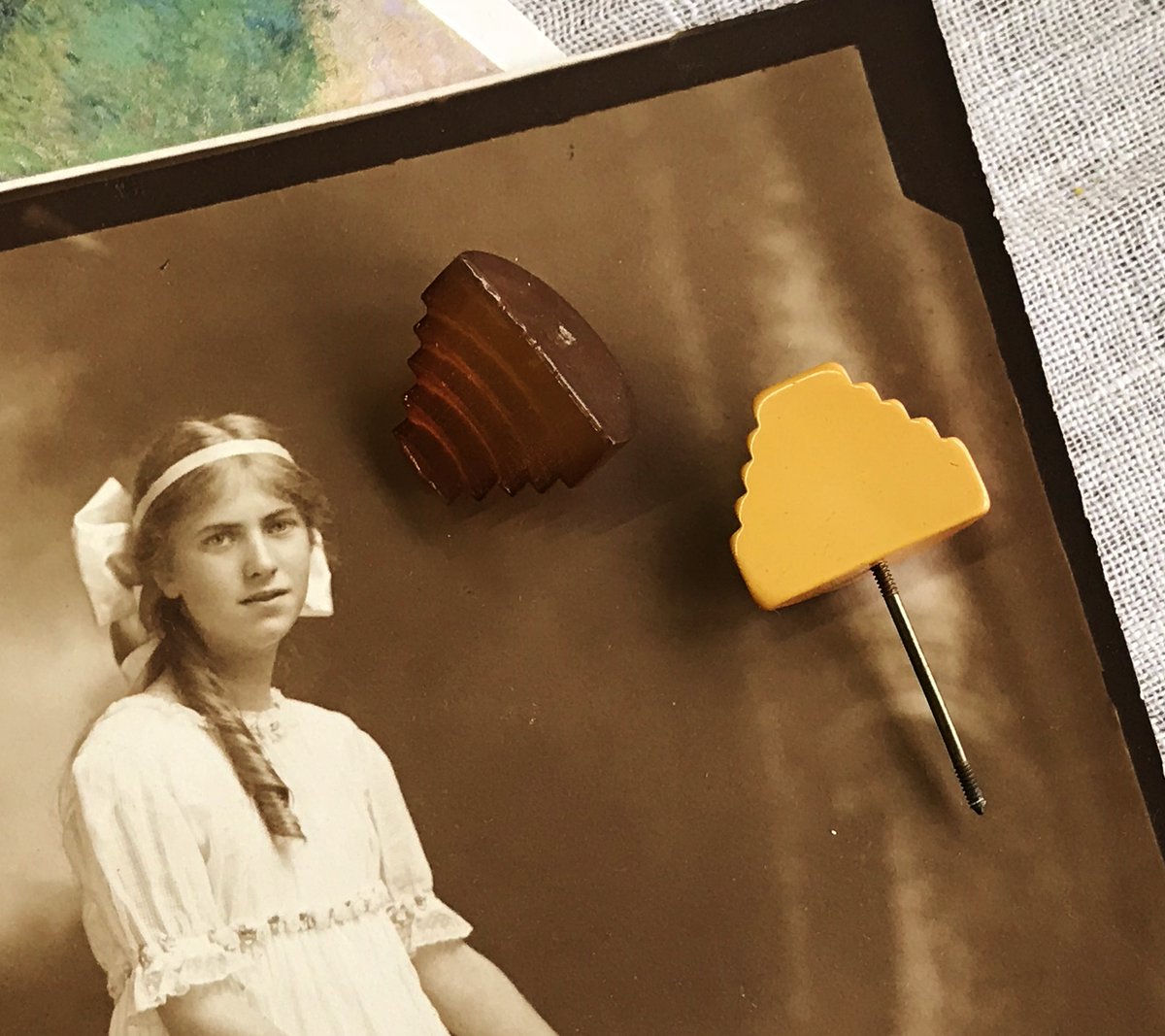 ShanniLuJewelry's tweet image. Lovely ArT DECO BAKELITE HATPIN. BuTTerSCoTch YeLLow &amp;amp; AppLE JuiCE, LaPeL ScARF Pin, HaT Pin STiCKPin, ViNTAGE EaRLy pLASTic JeWeLRY 2-1/8" 
#ArtDecoHatPin #StickPin #Hatpin #VintagePin #ArtDecoJewelry #PlasticJewelry #Bakelite
ShanniLuJewelry
etsy.me/4oQNdPz via @Etsy