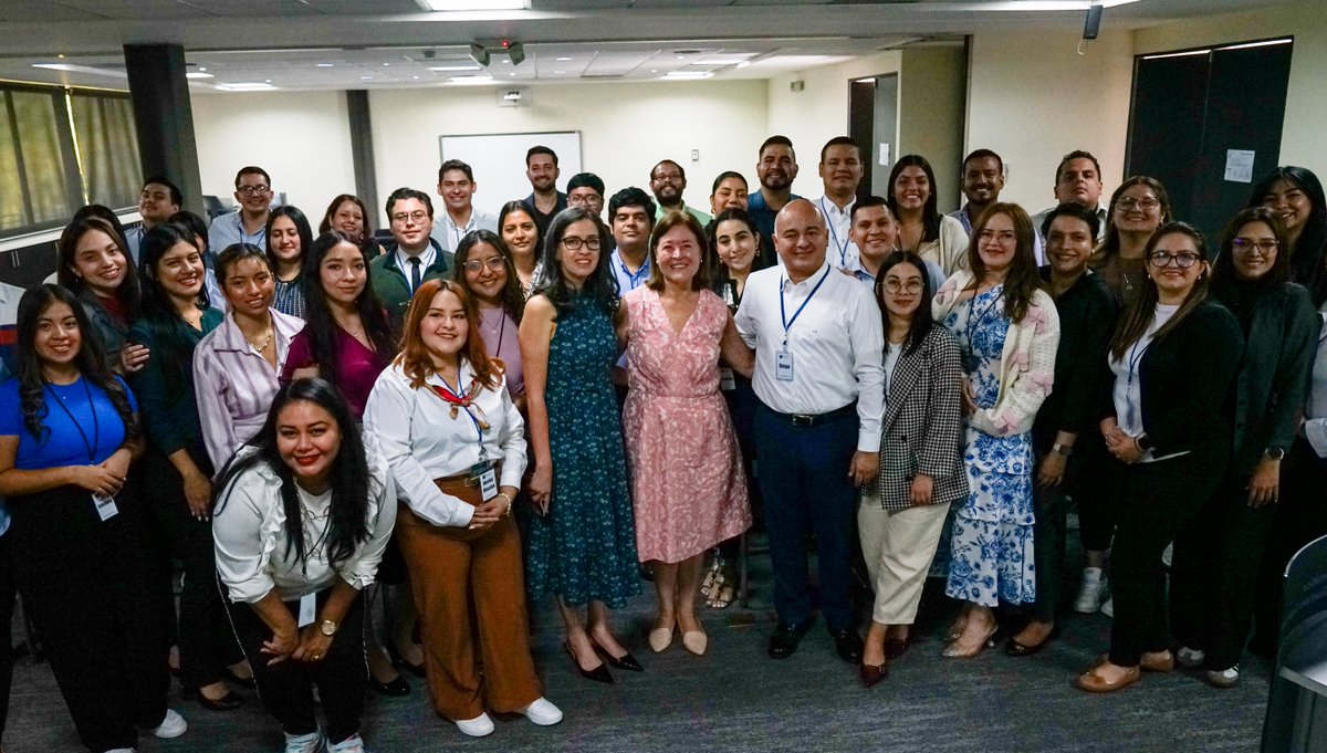 EdProposito's tweet image. Realizamos el Encuentro Anual 2025 de la comunidad de graduados de la EDP. Generaciones de líderes reunidos bajo conversaciones, lecturas, senderismo, con la alegría de compartir un propósito.  #Liderazgo #Propósito