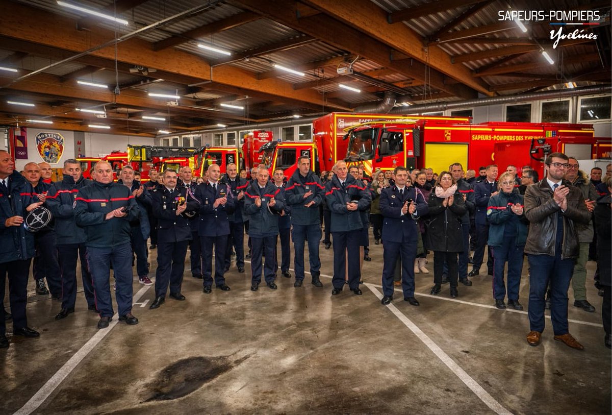pompiers78's tweet photo. #VieDuCorps | Ce soir a eu lieu la #passation de commandement du Groupement territorial SUD

Le lieutenant-colonel Philippe CASARIN y succède au lieutenant-colonel Aymeric ARNOULD en qualité de Chef du Groupement territorial SUD des Yvelines. 🫡

La passation était accompagnée par la musique 🎶 de l’Orchestre départemental du Sdis.

👥 Mme @sir_rodin78, présidente du #CASDIS, le contrôleur général @StephaneMillot et colonel Frédéric LELIEVRE, directeur départemental et directeur adjoint étaient accompagnés de nombreuses personnalités dont M. @charlesrodwell_, député, Mme @AudePlumeau, directrice de cabinet du @prefet78 et de nombreux élus de secteur.