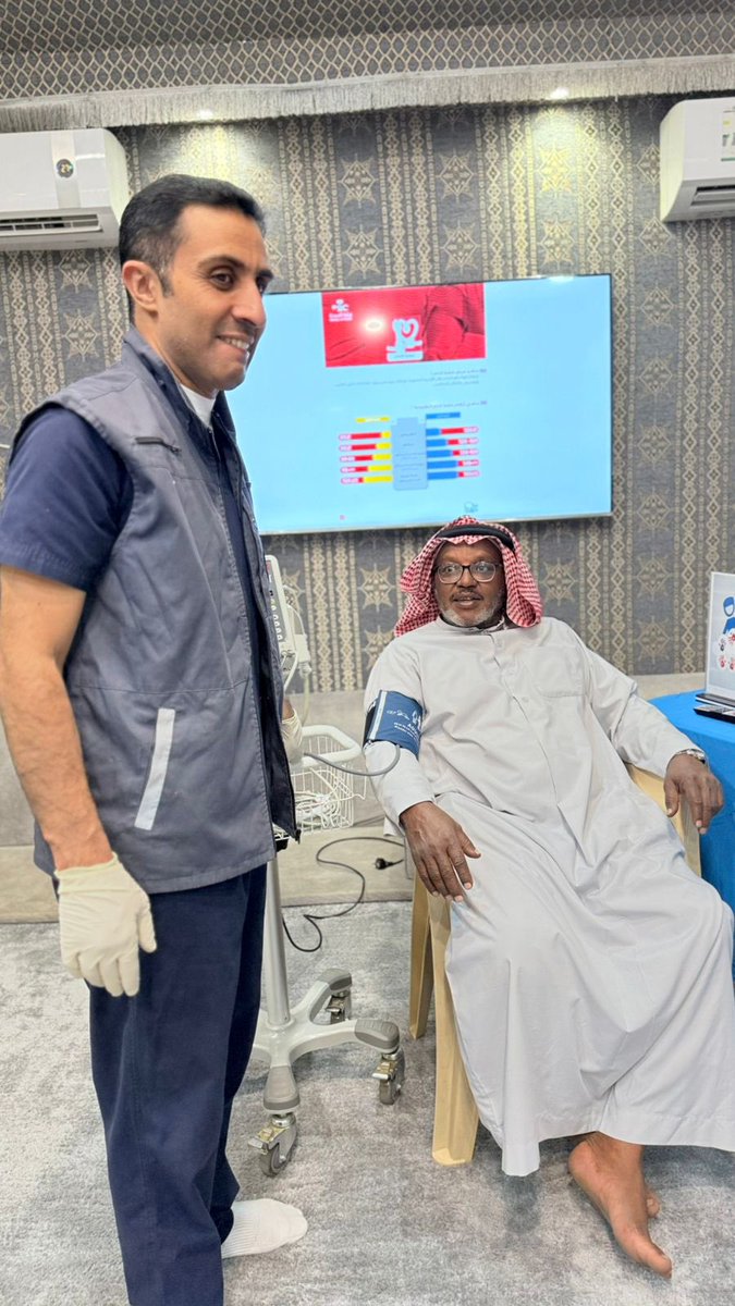 بمناسبة #اليوم_العالمي_للسكري، فعل مستشفى #بريدة_المركزي عددًا من الأنشطة التوعوية والفحوصات الوقائية لتعزيز مفهوم الوقاية في #الديوانية_الاجتماعية_بخضيراء  والحد من عوامل الخطورة المُتعلقة بـ #السكري و #الانفلونزا_الموسمية" وذلك بهدف حث المستفيدين على تبنّي نمط حياة صحّي