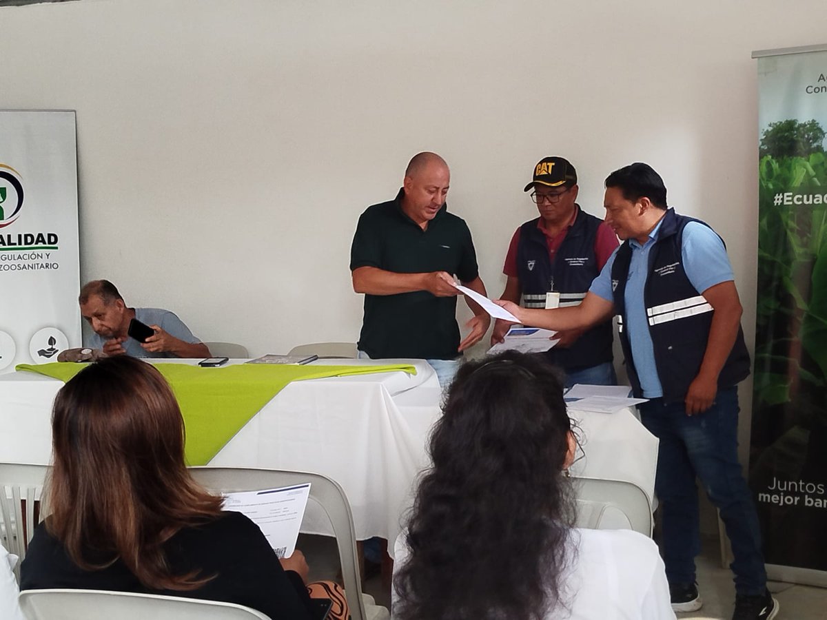 #Bolívar | 📄🤝 Entregamos certificados por el cumplimiento en manejo y control de escamas, cochinillas y BPA a productores de orito de la parroquia Telimbela 🍌, garantizando calidad fitosanitaria y acceso a mercados internacionales 🌎.
#CertificamosCalidad
#BPAEcuador
