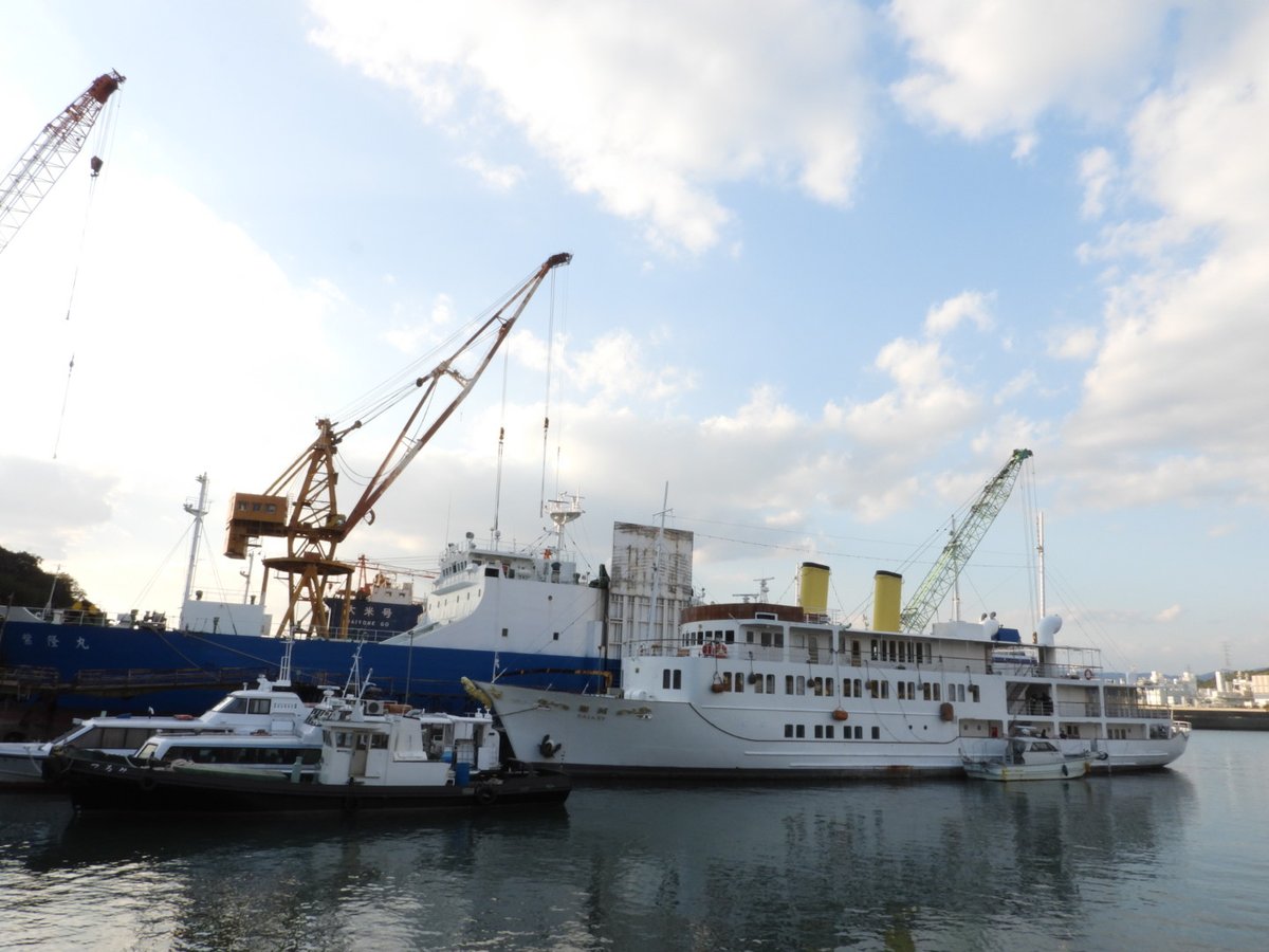 juukiken's tweet image. 元起重機船おおしま、現役続行！？

フローティングドックから廃材を陸揚げする作業してた🎉