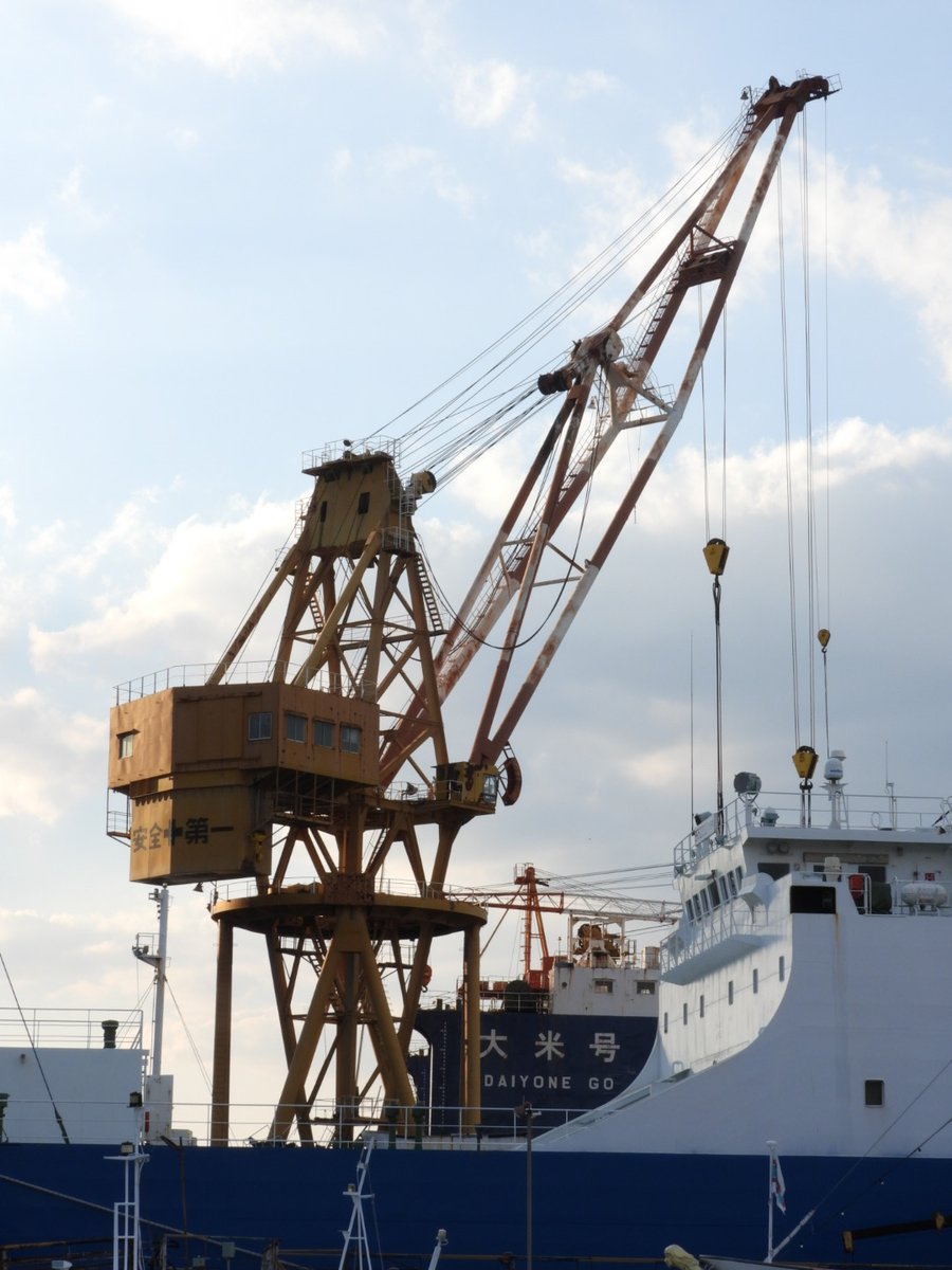 juukiken's tweet image. 元起重機船おおしま、現役続行！？

フローティングドックから廃材を陸揚げする作業してた🎉