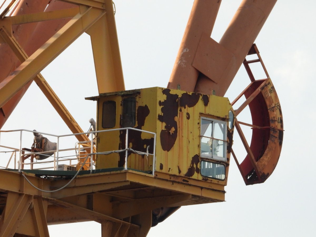 juukiken's tweet image. 元起重機船おおしま、現役続行！？

フローティングドックから廃材を陸揚げする作業してた🎉