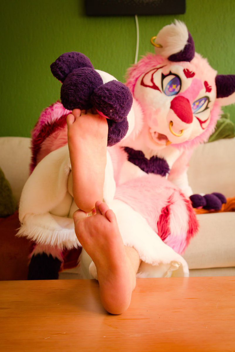 CheekyPinkTeeg's tweet photo. Happy #fursuitFriday everyone! Have some soft feets!! 🐾 🐯 https://t.co/UkD1NQ6wrq