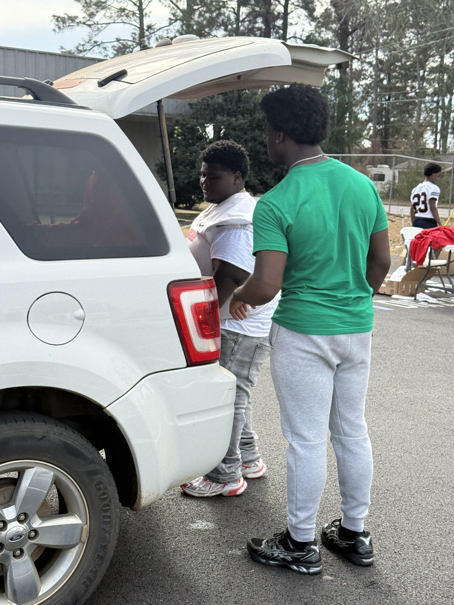 h3llywood_1's tweet photo. It was my pleasure to help @RoquanSmith58 provide the community today with Thanksgiving food!!

#GoDawgs🐶 https://t.co/KzYVhzrsGT