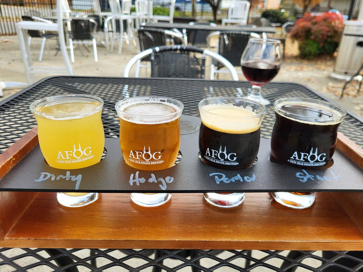 #drinkcheck #vabeer <a href="/AFewOldGoats/">AFOG</a> Flight of 4:
1 - Goatmeal Stout
2 - Outhouse Porter
3 - Hodge Podge IPA
4 - Dirty Pillow Talk IPA