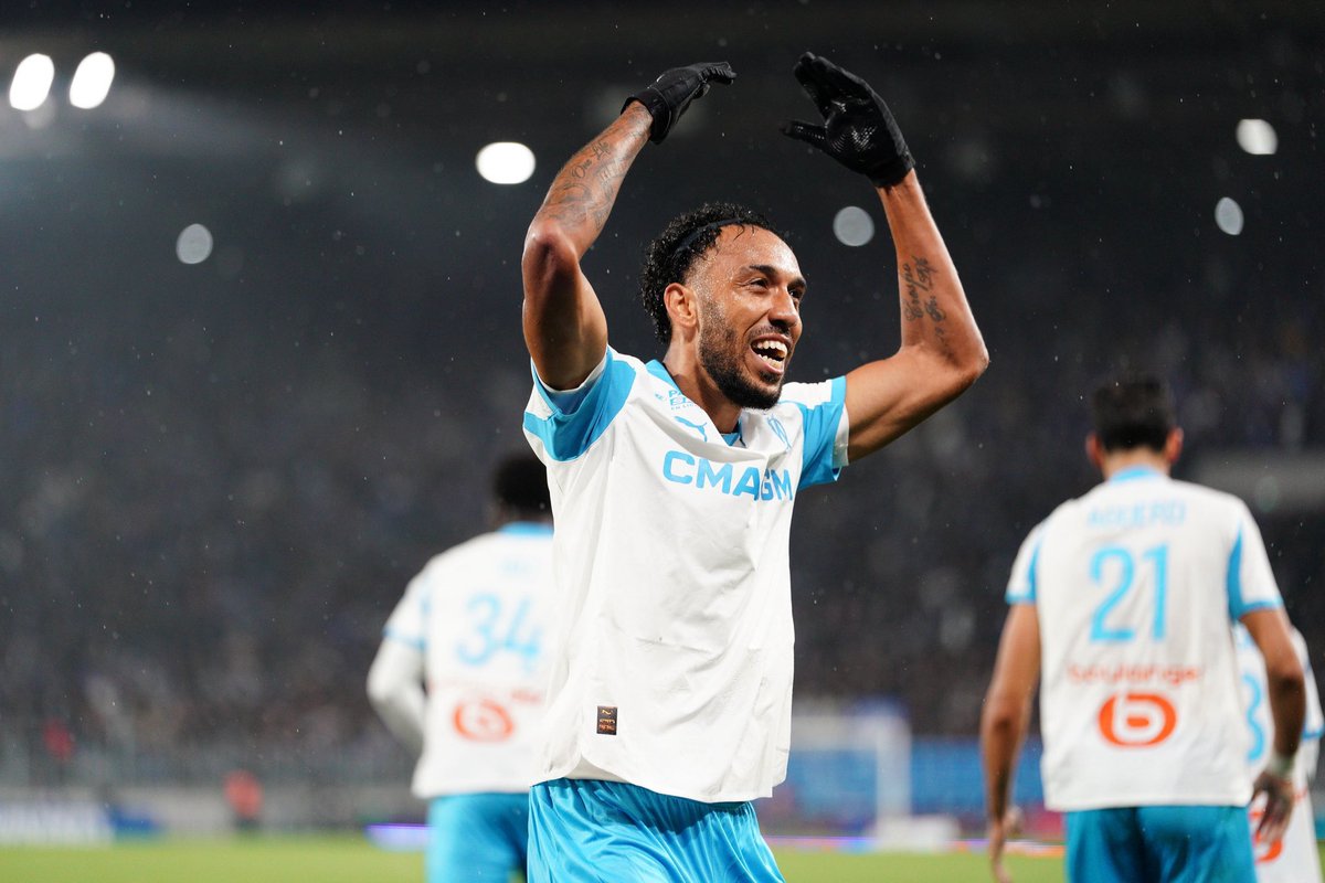 Match360TV's tweet image. 🚨 Aubameyang 🇬🇦 ouvre le score pour l’Olympique de Marseille face à Nice (1-0).

L’attaquant gabonais poursuit sa bonne forme.
Son total cette saison (club + sélection) :
• 10 buts
• 5 passes décisives

#OM #Aubameyang #Ligue1 #Marseille #OGCNOM #Football