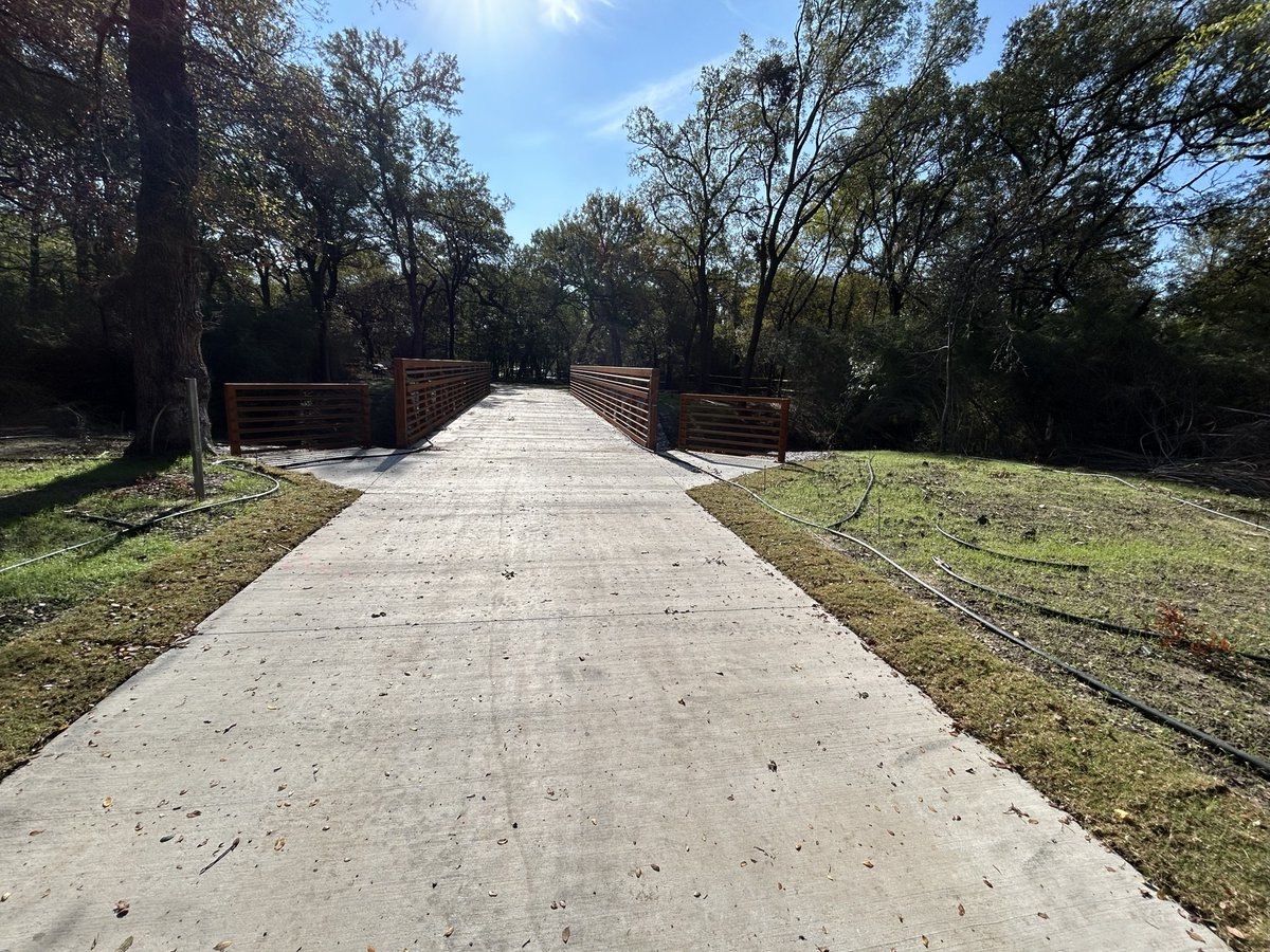 Something to be thankful for: River Legacy Phase II trail improvements are complete ahead of schedule! The full stretch of paved hike &amp; bike trail in River Legacy Park is now open to walk, run, roll, &amp; wobble after you gobble 🦃
Arlington’s outdoors just got even better!🚴‍♀️🌳🏃‍♂️