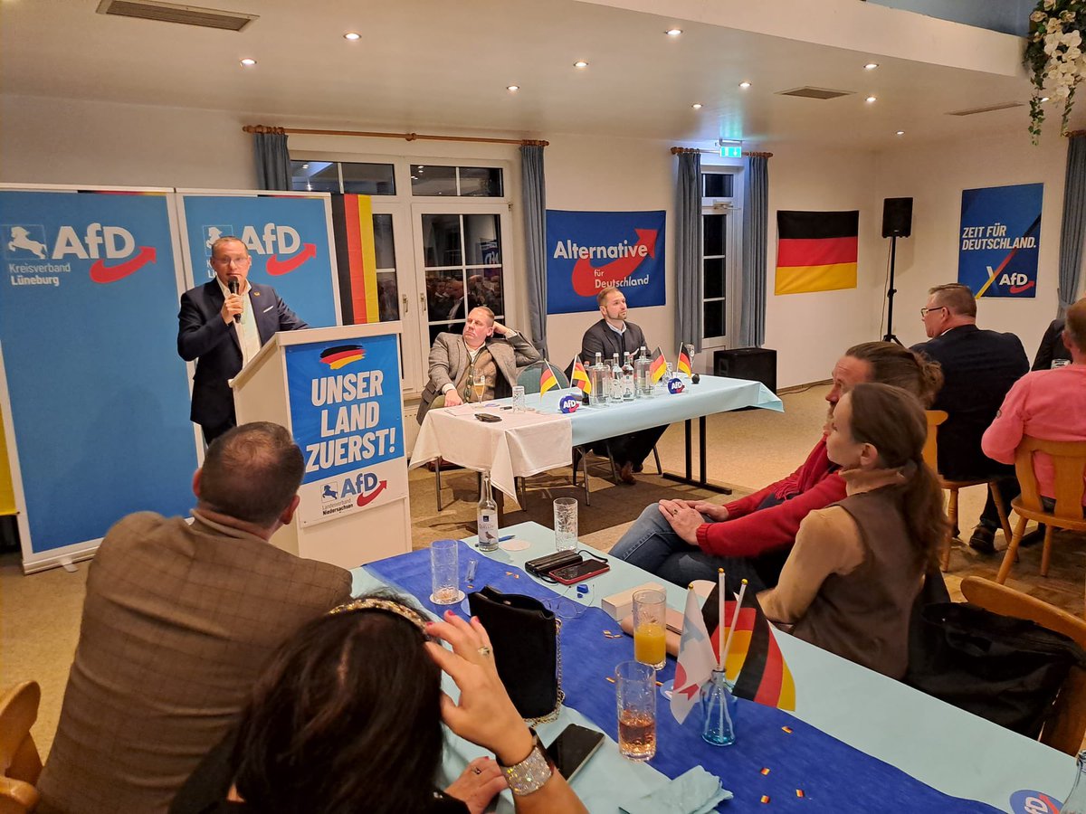 + Tino Chrupalla zu Gast in Lüneburg +

Unser Co-Bundessprecher begeisterte die 120 Mitglieder mit einer großartigen Rede zu den aktuellen Themen und so mancher Anekdote aus dem politischen Berlin.
💙🇩🇪💙
#DeshalbAfD #zeitfürdeutschland #gesichertunbequem #Chrupalla