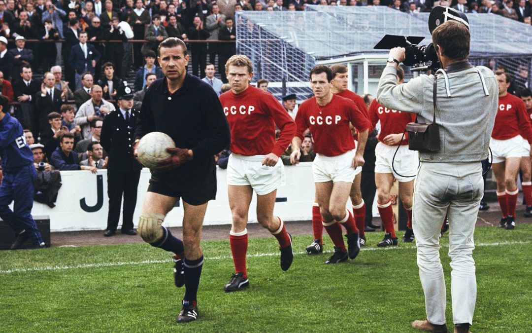 goalkeepersdiff's tweet image. &quot;The trick is to smoke a cigarette to calm your nerves and then take a big swig of strong liquor to tone your muscles&quot; - Lev Yashin offers advice on how to prepare for a big game. Not that many clubs would agree with such a pre-match regime...