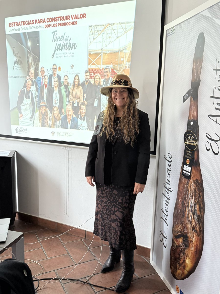 La semana pasada me lo pasé en grande impartiendo una formación sobre Estrategias para Construir Valor 🤩 Existen 4 tipos de valores: El auténtico, el percibido, el construido y el estratégico 🤌😎 ¿Desde cuál trabajas tú? 
Gracias al proyecto Dehesa Circular y a <a href="/dolospedroches/">D.O.P. Los Pedroches</a>