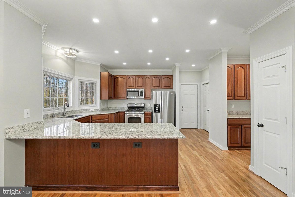 Nestled on 2.63 private acres in the Estates of Chancellorsville, this elegant Colonial features rich hardwood floors, a gourmet kitchen, formal entertaining spaces, and a relaxing screened-in porch surrounded by nature. 📍13721 Perimeter Drive
coldwellbankerluxury.com/properties/MTL…