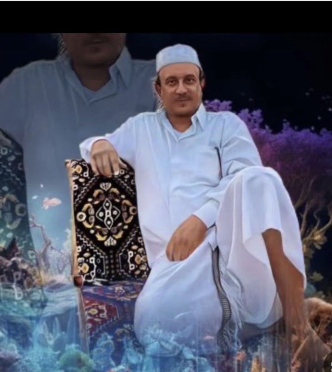 0551359579's tweet photo. بمناسبة اليوم العالمي للطفل 
٢٠ نوفمبر ٢٠٢٥ .. كلامي مختلف
مشكلات التدريب الأخلاقي 
د . ضيف الله مهدي
بينما تعمل الأسرة على توفير الظروف الضرورية لنمو الطفل فإنه يتعرض لجميع احباطاتها ، ومتطلباتها الاجتماعية ، ومعاييرها وألوان الغيرة والنزاعات بداخلها وفي الأسرة توضع الأسس لمعظم صعوبات المستقبل وانتصاراته وأنها مصدر للصراع الذي يخوضه الطفل في سبيله للنمو . أحد أسباب هذا الصراع يرجع إلى الرغبة الملحة في التحرر من التبعية الطفلية والاستقلال عن الأسرة وتحمل المسؤولية ، وسبب آخر للصراع هو عدم توافق المعايير المكتسبة من الأسرة مع المعايير الخارجية . فالأهل دائما ينتمون إلى أجيال سابقة وأكثر تحفظا وهكذا يجابه الصغار هذا التعارض ويقابلون بقوانين سلوكية صارمة في العالم المتغير خارج المنزل واتساع الهوة بين القديم والحديث يشكل أكثر من مشكلة في توافق الطفل مع المعايير الخارجية . وقد ينشأ الصراع نتيجة أخطاء الوالدين في ممارسة التدريب الأخلاقي لأطفالهم . 
الإفراط والتفريط في التدريب الأخلاقي : 
كثيرا من مشكلات الأفراد النفسية والطبية والاجتماعية والتربوية بما فيها الأمراض العصابية والذهانية والجناح والجريمة والشذوذ تنشأ من سوء ممارسة التدريب الأخلاقي ، وهنا يوجد احتمالان وهما : 
أ ـ من جهة حيث يكون التدريب الأخلاقي عنيفا وقاسيا جدا ، فإن الخطر المحتمل لهذا الإفراط هو الأمراض العصابية والاضطرابات السيكوسوماتية . والذهانية.
ب ـ ومن الجهة الأخرى حيث يكون التدريب الأخلاقي لينا ومتراخيا فإن النتيجة المحتملة لهذا التفريط هو الجناح والجريمة .
ـ الجانحون والمجرمون :
من المعروف حاليا أن الطفل الذي لا يلقى حبا وعطفا والديا يفقد أفضل أساس للنمو الأخلاقي . فحينما يخطيء هذا الطفل لا يكون هناك غالبا خوف من فقد الحب أو الحنان والعطف ، لأن ما يفقده سوف يكون قليلا جدا .
إن برنامج النمو الأخلاقي هو أحد معارك العلم لمعرفة المدى الذي يمكن أن يصل إليه الطفل دون عقاب .
سـؤال ـ هل من الممكن أن نربي الطفل دون أن ينال عقابا ؟ . 
الجـواب : الواقع أن الطفل الذي لا يلقى عقابا على أخطائه أو تأنيبا على ذنوبه التي اقترفها لا نجد لديه تأنيبا للضمير أو محاسبة للنفس . فهناك اختفاء تام لمشاعر الذنب ـ وإن وجدت لديه فهي ضئيلة ـ عندما يقترف جريمة في المستقبل . 
والشخص الذي يخلو من الصراعات الداخلية حتى بعد ارتكابه الذنوب واقترافه الجرائم يقع في صراعات متكررة مع الناس من حوله ومنبوذا في المجتمع .. ولهذا فإن الجانح والمجرم لا يعتبران عادة من المرضى النفسيين كما يعتقد البعض .
العـلاج :
إن أفـضل عـلاج في مثل هذه الأحوال يبدو في تعويض نقص التدريب أثناء الطفولة وذلك بما يلي :
أولا ـ بناء رغبات قوية للحب والعطف والاحترام .
ثانيا ـ توفير الوسائل التي تشبع بها تلك الرغبات . 
وبذلك يكون الخوف من فقدان تلك الجزاءات أو المكافآت هو الوسيلة للتنظيم الذاتي الأخلاقي كما يحدث في الفرد السوي .
وأما الطفل والنظام فأقول :
لا يمكن أن نعلم الطفل النظام حتى يصل إلى عمر مناسب يمكنه من فهم النظام وإدراكه ، فالطفل العادي في عمر ثلاث سنوات يمكنه تعلم الكثير أما في عمر عام واحد فإنه يستحيل عليه أن يتعلم شيئا لأن الطفل الذي لا خبرة له في الحب ، يحتمل ألا يقبل النظام بسهولة . وأساس النظام هو الحب المتبادل والاحترام ، فالطفل الذي يطيع لأنه يحترم والديه ، ويسعى إلى رضاهما ويعلم أنه سيفقده إذا عصاهما ، وفي المدرسة أيضا يراعي التلاميذ تحسين سلوكهم في وجود المدرسين الذين يحترمونهم أي أنه لكي نساعد طفلا على أن يسلك سلوكا حسنا وأن يكون أمينا محبا عطوفا وأن يضبط نفسه ويعتذر عن أخطائه حينما يخطيء أو يفقد أعصابه فعلينا مراعاة ما يلي :
* يجب أن نهيء له القدوة الحسنة . 
* يجب أن يكون النظام ثابتا ، فمن الخطأ أن نمنع شيئا في وقت ما ثم نسمح به في وقت آخر .. ومن الأخطاء التربوية الذريعة أن يسمح أحد الوالدين ما يمنعه الآخر أو حينما يتدخل أحد الأقارب في أمر ما ويسمح للطفل بأداء شيء حاول الوالدان منعه .
* يجب أن يكون النظام معقولا ومناسبا ، وينبغي أن تكون الأوامر والنواهي قليلة فضلا عن ضرورة وجود أسباب وجيهة تبرزها بحيث يفهمها الطفل .
* إن أكثر الأخطاء شيوعا في تعليم النظام هو الفشل في الاصرار على الطاعة .
* لافائدة من فقد الأعصاب في تعليم النظام ، فالضرب والزجر لا يعنيان بالنسبة له أكثر من ذلك.