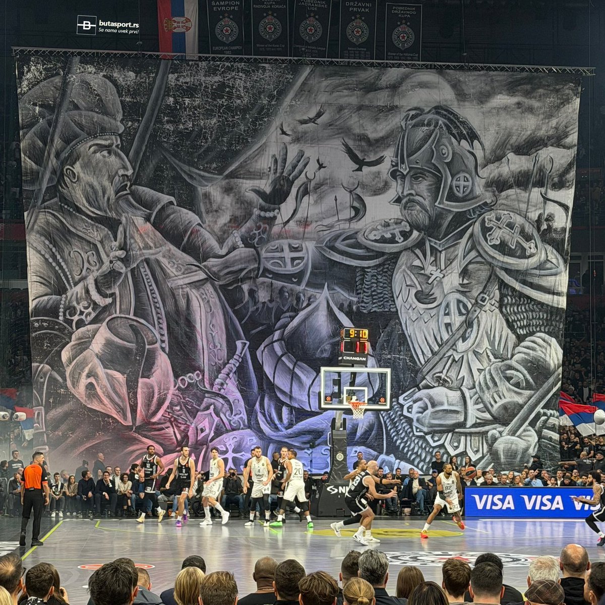 Fenerbahçe’nin son 1 ay içinde deplasmanda oynadığı maçlarda açılan pankartlar.