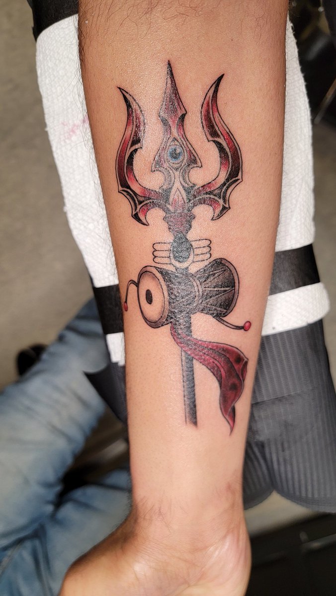 brownlove010's tweet image. Since @rajithegame dropped that banger trailer, I might as well show off my tattoos since they are cultural. Im sure they and @games_heads would appreciate them. The Brahamastra and the Trishul. The Chakram will be coming. Tattoos done by: @InkAndDaggerATL Brian.
#tattoo #gamer