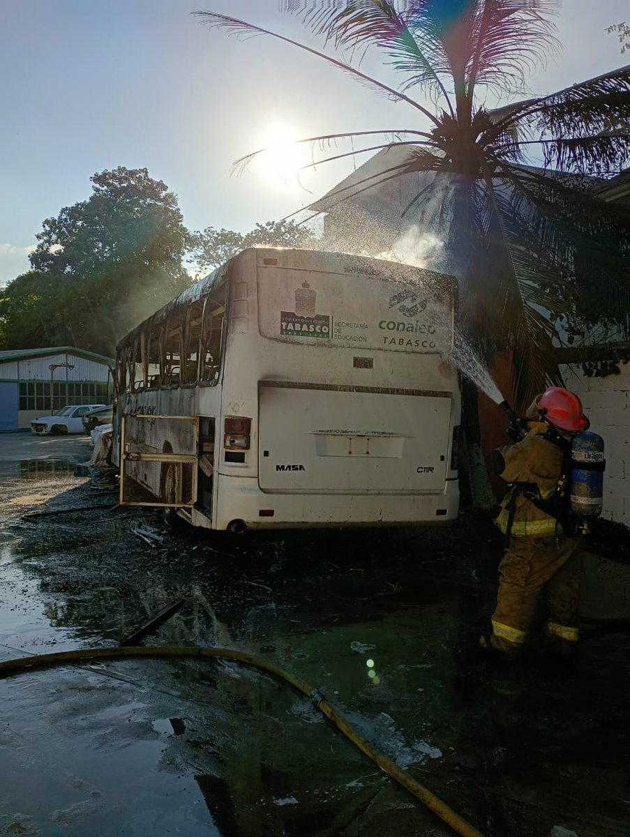 ReporteTab's tweet image. Investiga la @FGETabasco a estudiantes del Conalep que ayer quemaron un autobús en el plantel de Ciudad Industrial

#RT #Tabasco #Justicia 

shorturl.at/ioUuW