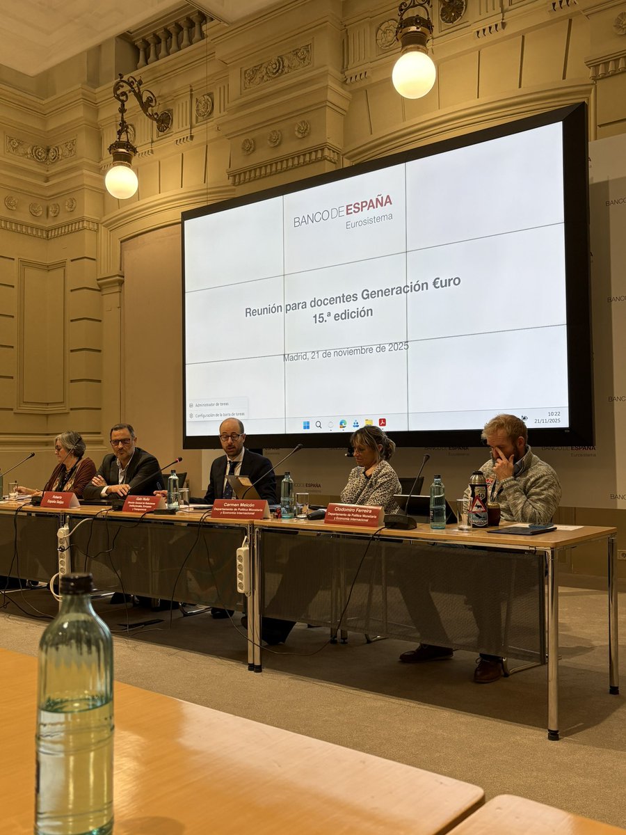 Ana_B_M_M's tweet image. 4 grupos de Bach (B2A) de @SalinasVoz han pasado a la segunda fase del concurso Generación Euro.
Además, los profesores hemos disfrutado de una formación formidable en el Banco de España, una experiencia inspiradora para seguir trabajando 🏅🏅🏅🏅
#GeneraciónEuro #bancodeEspaña