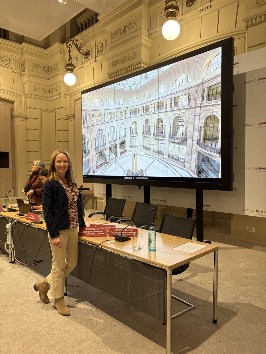 Ana_B_M_M's tweet image. 4 grupos de Bach (B2A) de @SalinasVoz han pasado a la segunda fase del concurso Generación Euro.
Además, los profesores hemos disfrutado de una formación formidable en el Banco de España, una experiencia inspiradora para seguir trabajando 🏅🏅🏅🏅
#GeneraciónEuro #bancodeEspaña