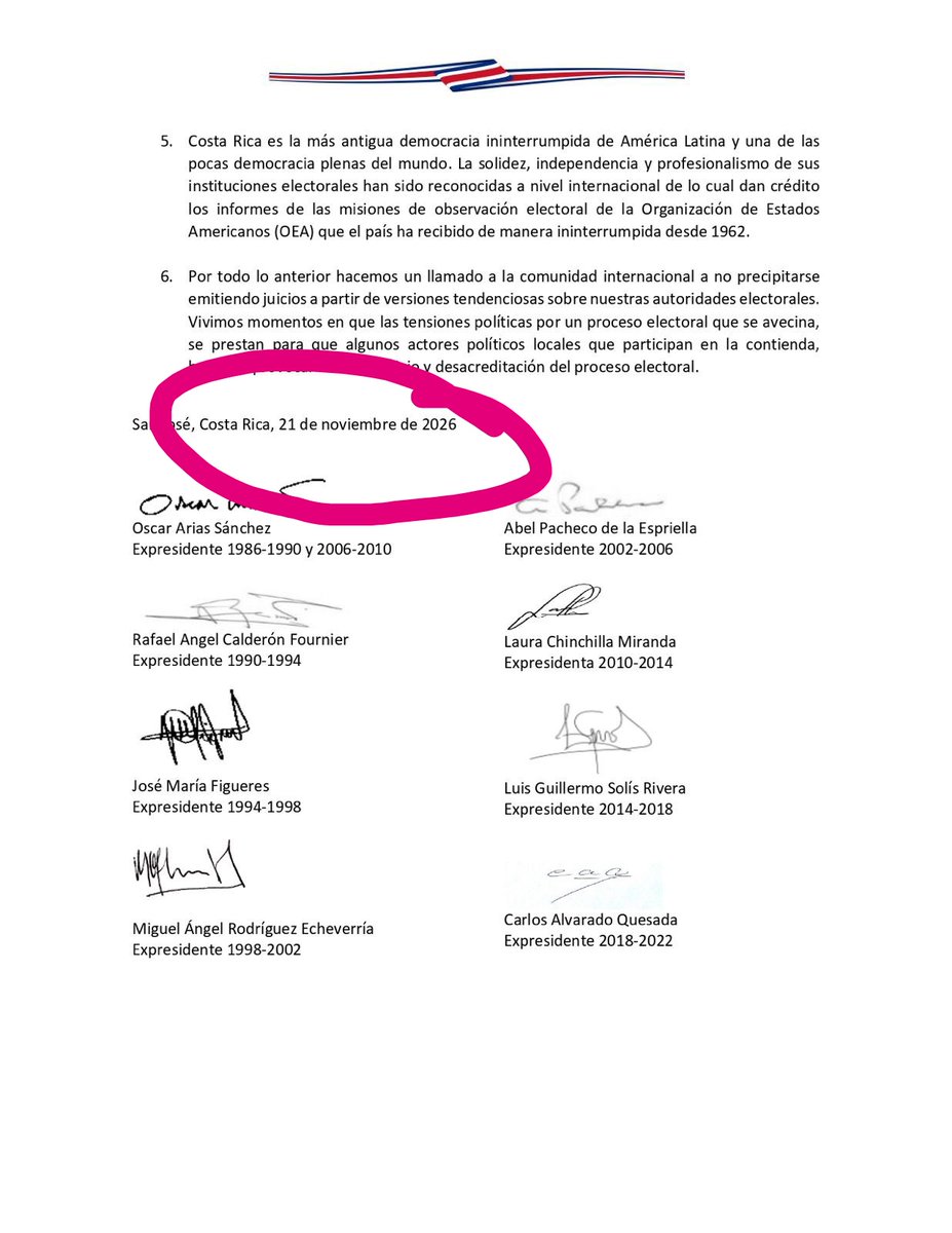 RosCasSol's tweet photo. 👇 Nueva pifia de la circo-casta CR: exmandatarios firman comunicado de respaldo al @TSECostaRica con fecha "21 de noviembre de 2026".

📣 Y ya que buscan involucrarse, #ProhibidoOlvidar el palmarés de las "joyas" firmantes:  

💥 @oariascr (1986-1990 y de forma espuria 2006-2010, pues fue reelecto sin reformar la Constitución): multiplemente denunciado pero siempre "bien librado" a pesar de figurar en causas por aparente prevaricato y supuesto cohecho donde fue sobreseído por prescripción (🔍nota 2019 en https://t.co/NmoawRPApl) y en investigaciones por presunta beligerancia donde sólo se le apercibió (🔍nota 2007 en https://t.co/sp3cjfIMBQ).

💥 Rafael Ángel Calderón Fournier (1990-1994): exprivado de libertad por caso CCSS-Fischel por el cual purgó prisión preventiva y luego fue condenado a cinco años de prisión en 2009 por delitos de peculado, pena rebajada en 2011 a tres años en libertad condicional. 

💥 @figuerescr (1994-1998): denunciado por supuestos delitos contra la función pública (presunto enriquecimiento ilícito y aparente concusión) en el caso ICE-Alcatel, nunca fue formalmente acusado porque abandonó el país en 2004 cuando salieron a la luz pública los hechos y no regresó para ser interrogado ni se le requirió internacionalmente, por lo que volvió hasta que las causas ya habían prescrito (🔍nota 2011 en https://t.co/YRiUnsSTbe)

💥 @_MiguelAngelRE (1998-2002): exprivado de libertad por el caso ICE-Alcatel cuyo proceso penal le costó la Secretaría General @OEA_oficial en 2004 y culminó en 2011 con condena a cinco años de prisión, sentencia luego anulada en 2012 tras apelación (🔍nota 2013 en https://t.co/jc03lP6Dbg); asimismo, en la actualidad enfrenta un segundo proceso por causa 2001 (nótese la dispar prescripción respecto a @oariascr y a @figuerescr) por caso Reaseguros (🔍nota 2025 en https://t.co/RwrcoWladV)

🕯Abel Pacheco (2002-2006)

💥 @Laura_Ch (2010-2014): denunciada por el caso Trocha pero luego sobreseída por aparente falta de indicios (🔍nota 2019 en https://t.co/aZqG4iYIQn), en pleno gobierno fue señalada nacional e internacionalmente por viajar en dos ocasiones (primero al funeral de Hugo Chávez y luego a una boda en Perú) en una aeronave ligada al narcotráfico sudamericano (🔍nota 2013 en https://t.co/IwDrRu3QDy), pero en lugar de presentar de inmediato su renuncia por tan grave hecho contra la seguridad nacional y la imagen del país, salió en cadena nacional a culpabilizar integrantes de su gabinete y siguió como si nada sin siquiera ser indagada penalmente;

💥@luisguillermosr (2014-2018): actualmente acusado penalmente y esperando juicio por presuntos delitos contra la Hacienda Pública en caso Bancrédito (🔍nota 2024 en  https://t.co/ejqnH2Z8oK), durante su gobierno debió comparecer tanto por el caso Cementazo (pérdida de $30 millones en créditos BCR más otros desfalcos millonarios a BNCR y BP) como por el Hueco Fiscal, faltante presupuestario de ¢900 mil millones por el cual @asambleacrc recomendó a @cgrcostarica inhabilitarlo para ocupar cargos públicos, pero esta declinó hacerlo (🔍nota 2021 en https://t.co/dtPqgkpZPQ)

💥 @CarlosAlvQ (2018-2022): recordado por la desaparición de casi ¢20 mil millones por giros irregulares del bono Proteger según @cgrcostarica (🔍nota 2020 en https://t.co/i76WnEwkiJ), por su brutal represión policial (incluyendo un menor muerto; 🔍 nota 2020 en https://t.co/RnfLpVeAsY) y por los dos allanamientos a Casa Presidencial (uno por el caso de espionaje UPAD y otro por el caso Cochinilla de corrupción en obra pública), actualmente enfrenta proceso penal por presunto prevaricato, supuesto fraude de ley y aparente abuso de autoridad y ya rindió declaración pero, tras la "curiosa" destrucción del audio donde admitía su responsabilidad, se está a la espera de la apertura sus dispositivos para avanzar la causa (🔍nota 2024 en https://t.co/2Xbxxo6LdI).

🫠 Esas son entonces las "gemas" cuyas firmas avalan al @TSECostaRica.

🇨🇷 #ProhibidoOlvidar
🗳 #ProhibidoPerdonar