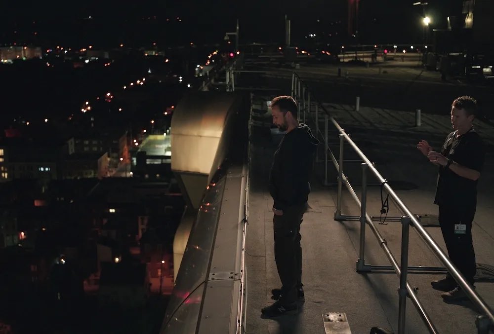 mohabboting's tweet image. one thing that really stood out to me about the rooftop scenes is robby hanging his stethoscope on the rail. even jack didn&apos;t do that. that feels like the equivalent of writing a note