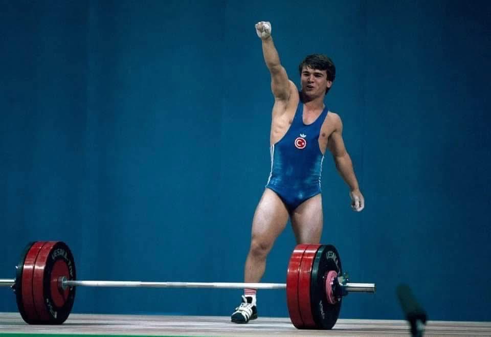 Bu dünyadan bir Naim Süleymanoğlu geçti…

Rahmet olsun…

#naimsüleymanoğlu