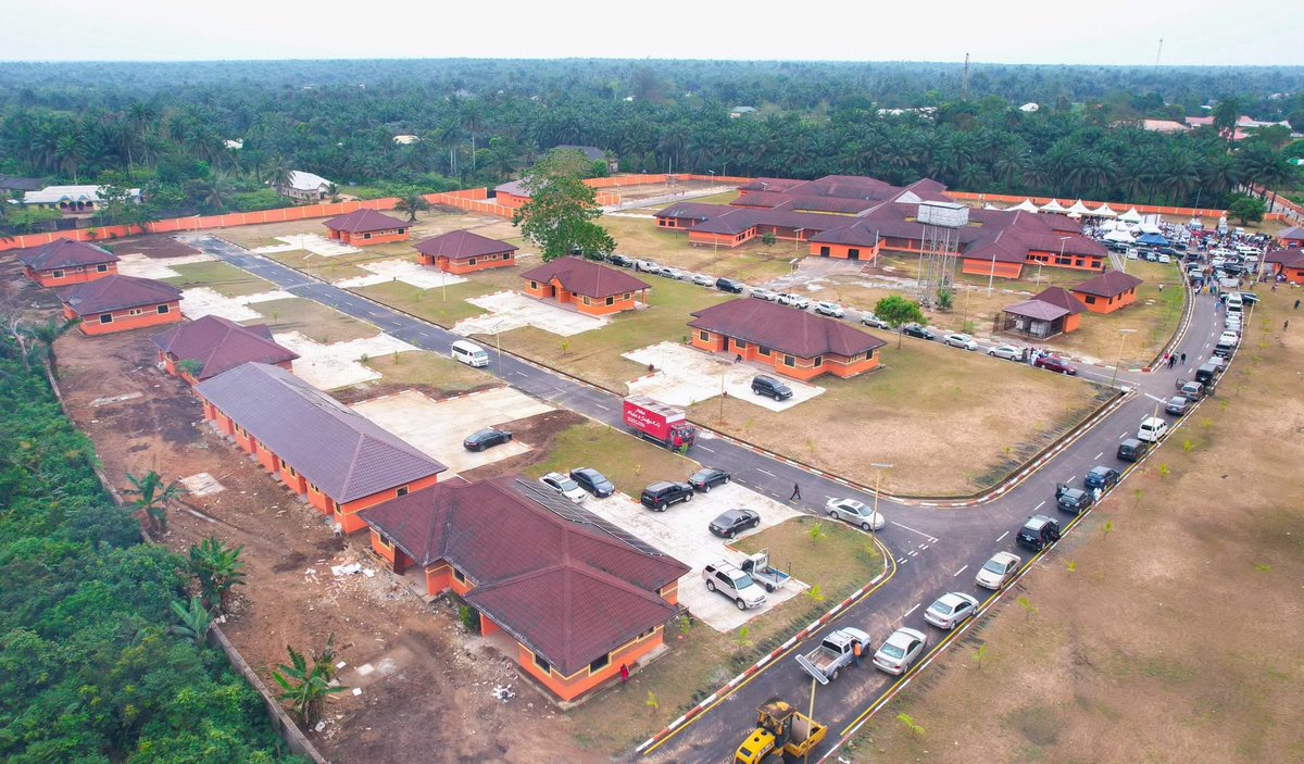 _PastorUmoEno's tweet image. Today, I commissioned the first fully functional General Hospital in Ukanafun since the area was created in 1976. This project, initiated since 2009, has now been rebuilt, equipped, and supported with new access roads under our State of Emergency on Healthcare.

I also approved…