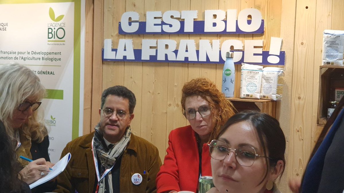 NadiaBelaouni's tweet image. Au Congrès des Maires avec @MathildePanot et les élu·es #LFI.

📉 Les communes s’asphyxient
📈 Les besoins explosent
❌ Mais l’État coupe encore : -7,6Mds (#Lecornu2)

Les territoires en ont ras-le-bol :
🎤 Flattés au micro
💸 Frappés au budget

On veut des moyens pour :
🏫…